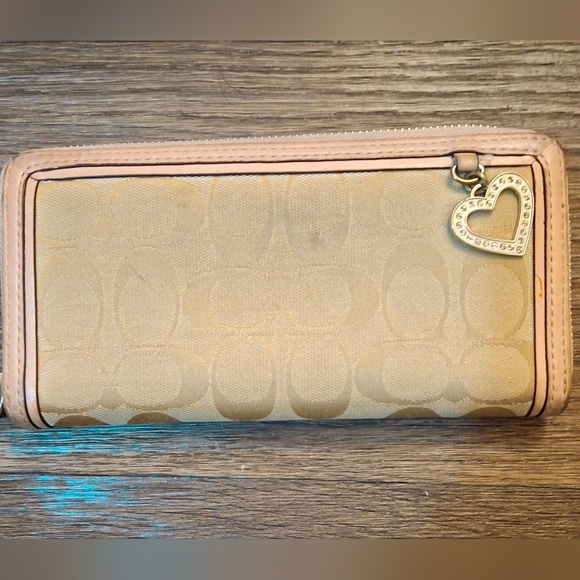 Coach Accordion Zip Wallet with Dangling Heart Charm in Signature Jacquard. - Picture 4 of 12